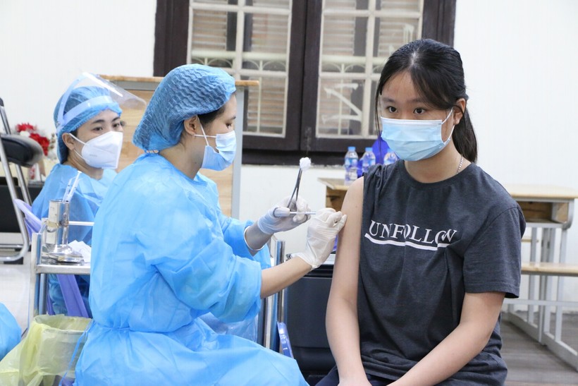 Học sinh Trường THPT Phan Đình Phùng đã được tiêm phòng vắc xin trong hai ngày 24 và 25/11. Ảnh: Khôi Nguyên.