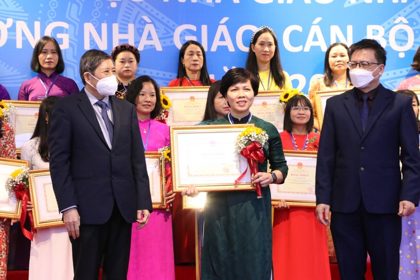 Cô Phương Dung trong buổi lễ đón nhận Bằng khen của Bộ trưởng Bộ Giáo dục & Đào tạo tháng 11/2021 tại Hà Nội. Ảnh: Khôi Nguyên. 
