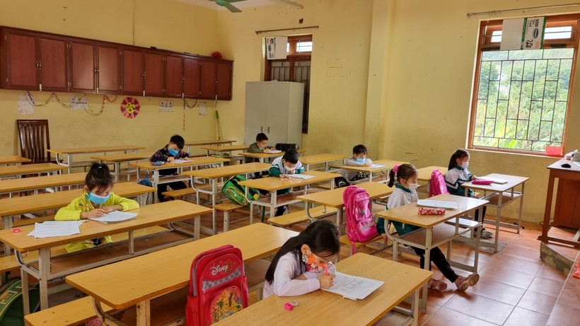 Trong các ngày từ 5 - 7/1, học sinh một số trường tại huyện Quốc Oai được đến trường ôn tập, kiểm tra học kỳ 1 trực tiếp. Ảnh: Khôi Nguyên.
