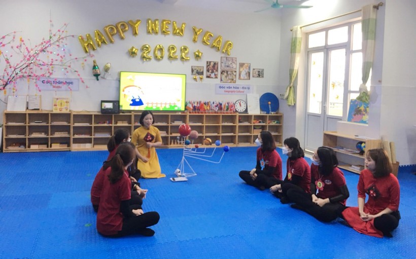 Các cô giáo của Trường Mầm non Dương Xá đóng vai cô trò khi kiến tập chuyên đề giáo dục về ứng dụng phương pháp Montessori và STEM trong các trường mầm non. 