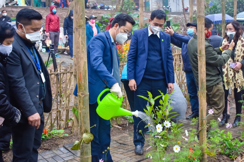 Lãnh đạo quận Hoàn Kiếm đánh giá cao thành công của dự án khi từ một bãi rác thải ô nhiễm nay đã trở thành một không gian xanh, giúp môi trường nơi đây được cải thiện rõ rệt.