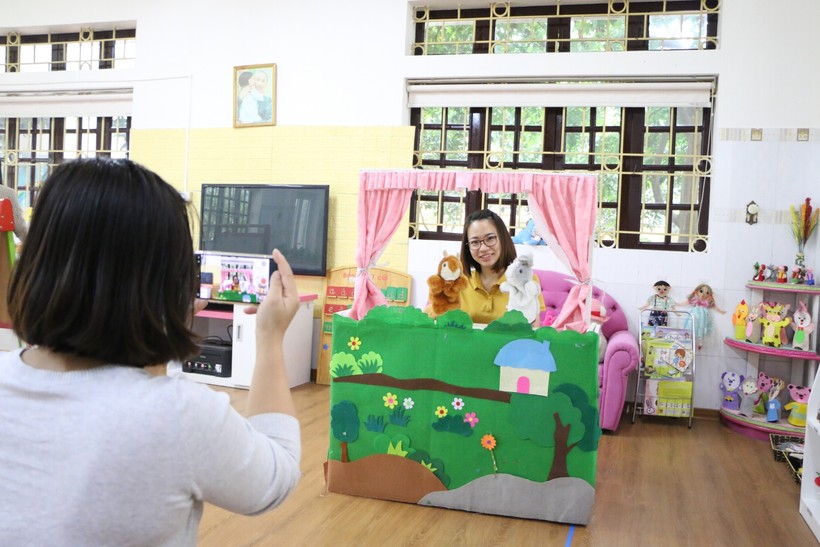 Giáo viên Trường Mầm non Yên Sở, huyện Hoài Đức quay video bài giảng hướng dẫn trẻ học tại nhà trong thời gian nghỉ dịch. 
