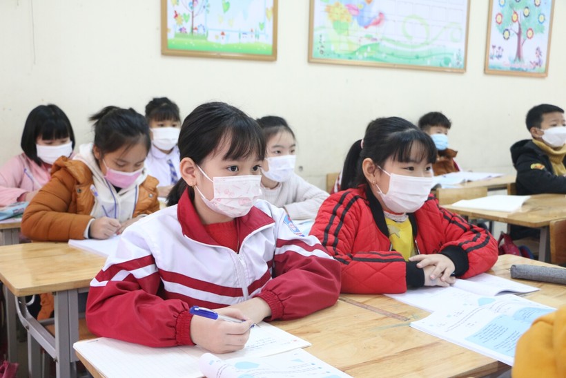Học sinh Trường Tiểu học Nguyễn Thị Minh Khai trở lại trường học sau Tết thực hiện đeo khẩu trang ngay trong lớp học. Ảnh: Khôi Nguyên.