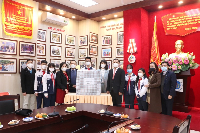 Lãnh đạo quận Hoàn Kiếm tặng quà đầu năm mới cho thầy trò Trường THCS Ngô Sĩ Liên trong buổi học đầu tiên của năm Nhâm Dần 2022. 