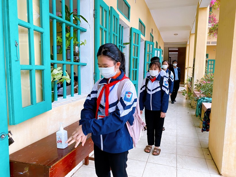 Học sinh Trường THCS Hải Lý thực hiện rửa tay sát khuẩn, đo thân nhiệt trước khi vào lớp và đeo khẩu trang trong suốt buổi học.