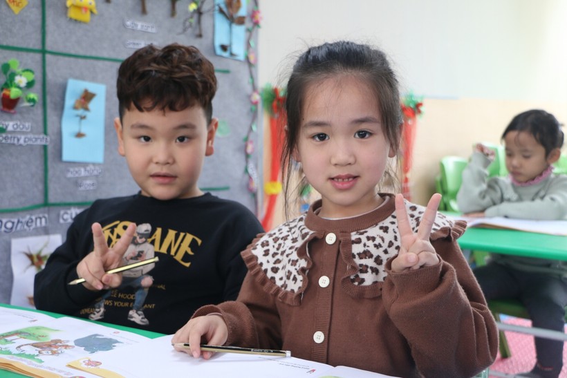 Trẻ mầm non 5 tuổi tại Hà Nam được dạy kỹ năng tập tô trong thời gian học trực tiếp trên lớp.