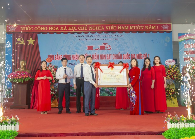 Cô Nguyễn Thị Tuyết Lan (thứ 3 từ phải sang) trong Lễ đón Bằng công nhận trường mầm non đạt Chuẩn quốc gia mức độ 1 vào tháng 4/2021. 