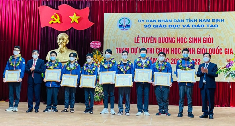 Tham dự lễ tuyên dương có Phó Chủ tịch UBND tỉnh Nam Định Trần Lê Đoài (thứ 2 từ trái sang) và Giám đốc Sở GD&ĐT Cao Xuân Hùng (bìa phải).