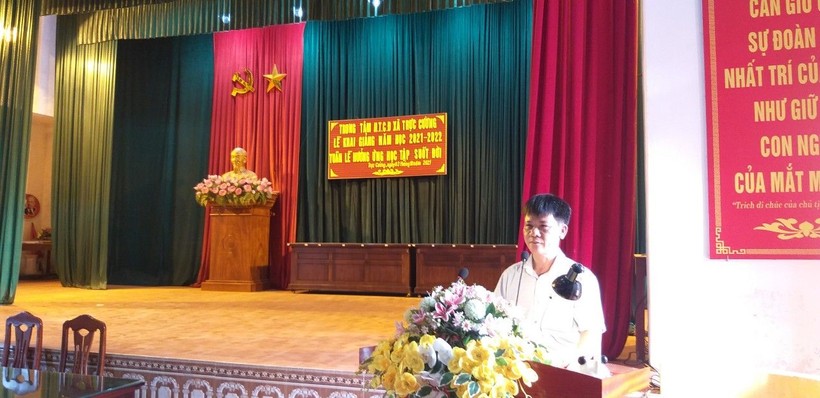 Ông Trần Văn Thùy trong lễ khai giảng năm học 2021-2022.