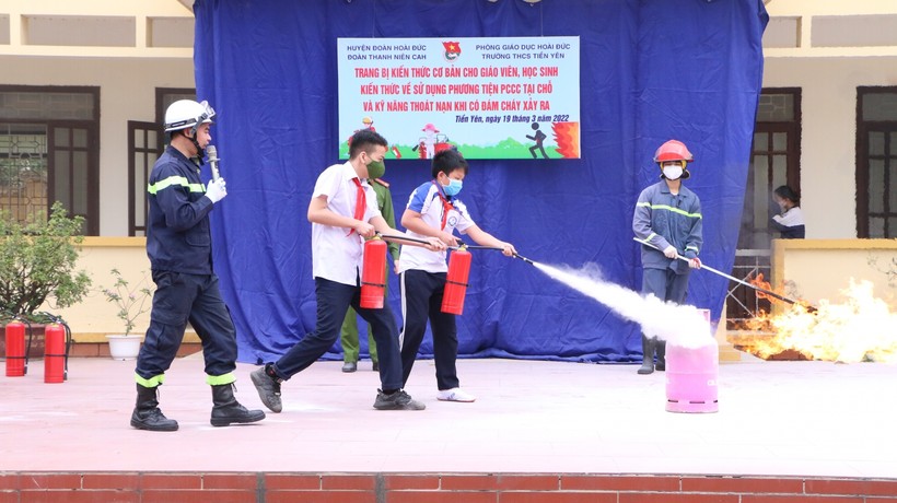 Học sinh Trường THCS Tiền Yên (Hoài Đức, Hà Nội) thực hành kỹ năng sử dụng bình chữa cháy. Ảnh: Đình Tuệ.