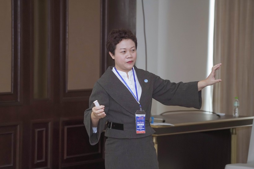 PGS.TS Chu Cẩm Thơ - Trưởng Ban Nghiên cứu đánh giá giáo dục, Viện Khoa học Giáo dục Việt Nam chia sẻ tại hội thảo "Thắp lửa cùng tiến lên 2022".
