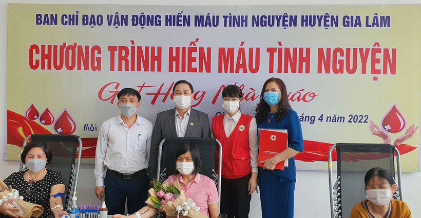 Hơn 250 nhà giáo, cán bộ quản lý ngành giáo dục huyện Gia Lâm đã tham gia hiến máu để hưởng ứng “Ngày toàn dân hiến máu tình nguyện 7/4”.