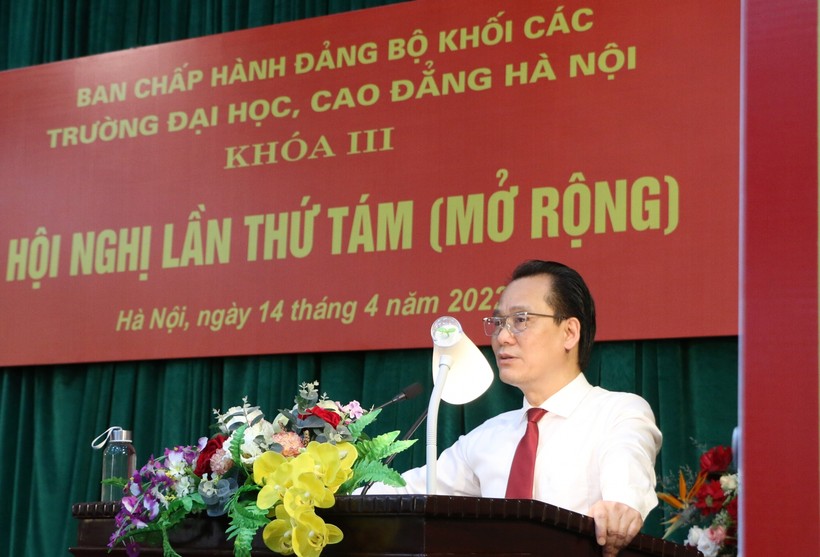 Ông Nguyễn Thanh Sơn - Thành ủy viên, Bí thư Đảng ủy Khối các trường đại học, cao đẳng Hà Nội phát biểu khai mạc hội nghị.