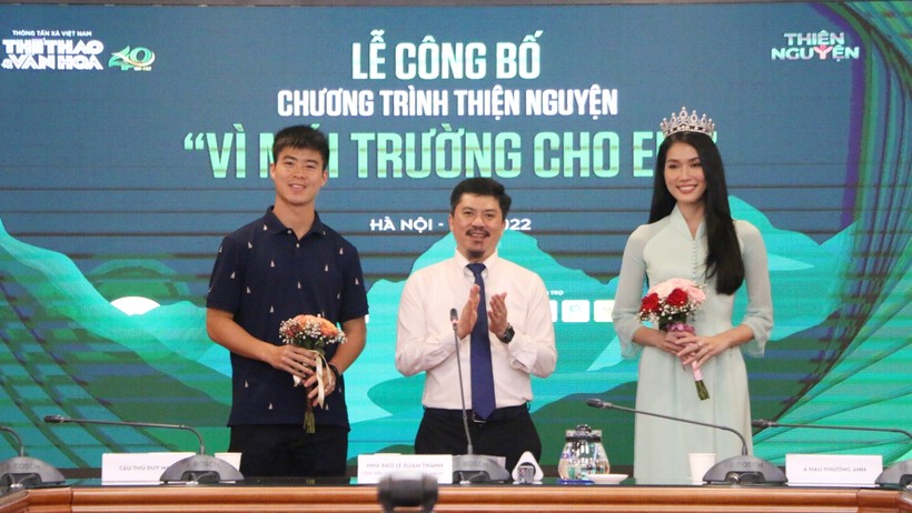 Tổng Biên tập Báo Thể thao & Văn hóa Lê Xuân Thành tặng hoa cho hai đại sứ của chương trình là cầu thủ Đỗ Duy Mạnh và Á hậu Phương Anh tại lễ công bố. 