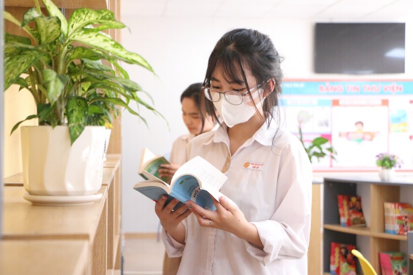 Học sinh đọc sách tại thư viện mở của Trường THCS Yên Sở.