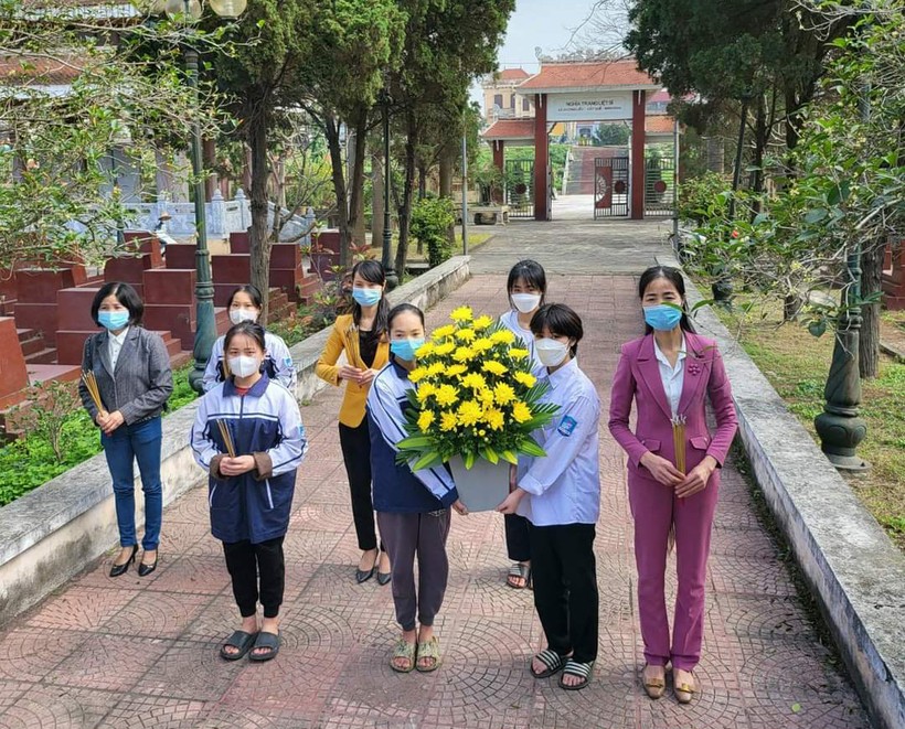 Cô trò Trường THCS Minh Khai (Hoài Đức, Hà Nội) thăm viếng nghĩa trang liệt sỹ để giáo dục cho các em lòng yêu nước. 