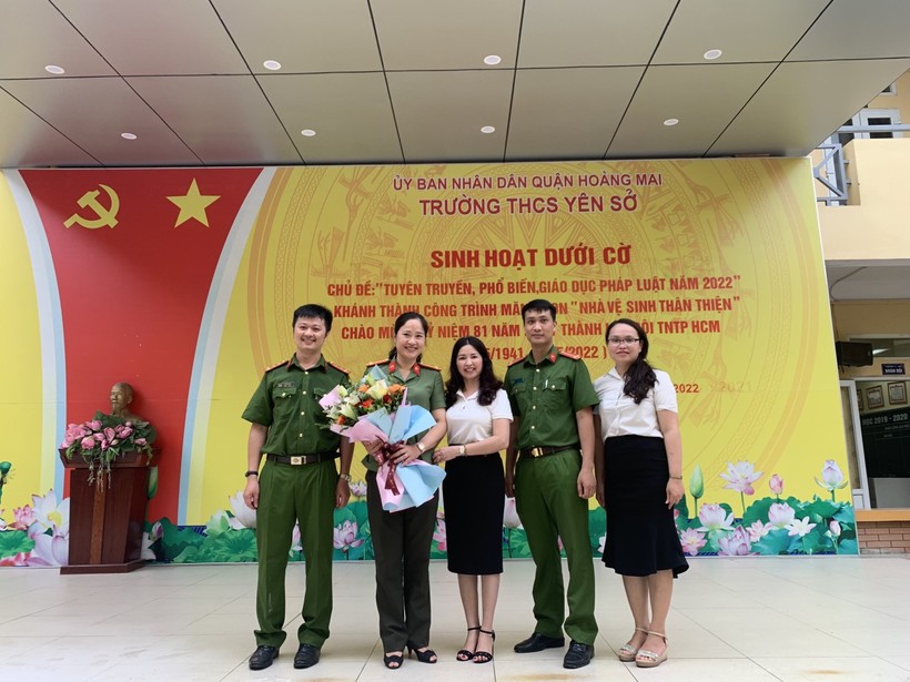 Các cán bộ công an quận Hoàng Mai chụp ảnh cùng lãnh đạo Trường THCS Yên Sở tại buổi tập huấn.