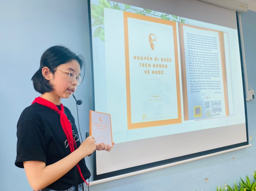 Để chào mừng 132 năm ngày sinh nhật Bác, học sinh cũng tham gia hoạt động giới thiệu cuốn sách hay về Bác Hồ để hiểu hơn về cuộc đời, sự nghiệp của Chủ tịch Hồ Chí Minh.