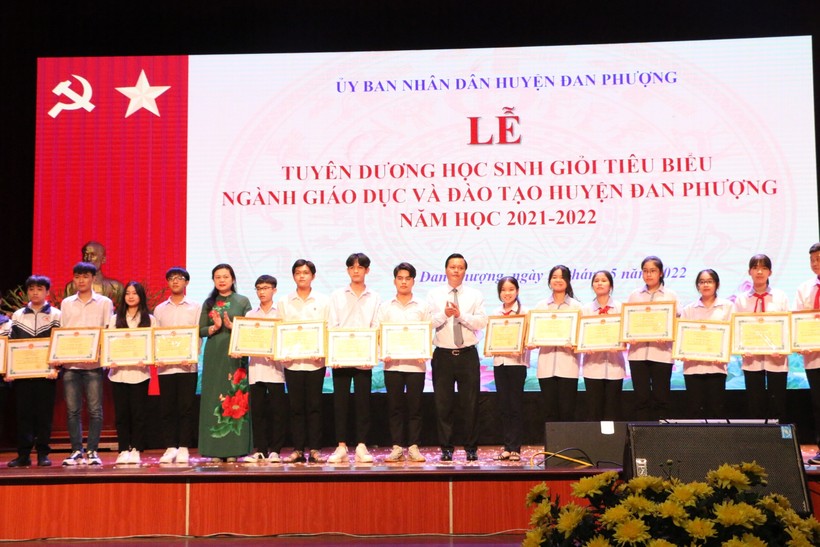 Phó Giám đốc Sở GD&ĐT Hà Nội Trần Lưu Hoa (thứ 5 từ trái qua) và lãnh đạo huyện Đan Phượng trao thưởng cho các học sinh có thành tích xuất sắc.