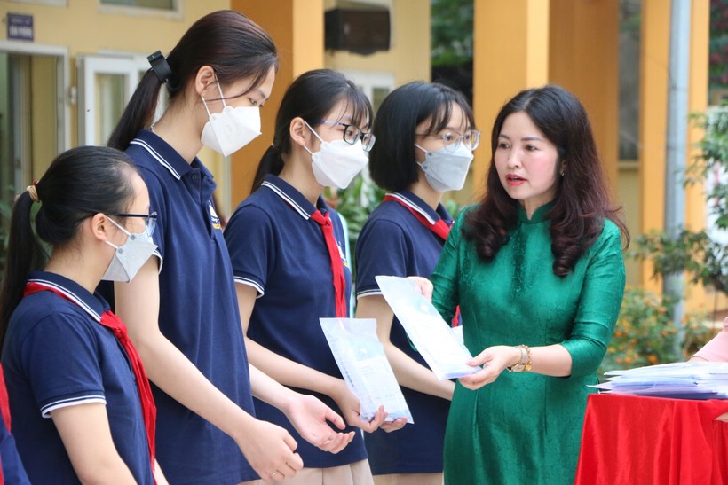 Học sinh Trường THCS Yên Sở đạt thành tích học tập xuất sắc được biểu dương, tặng thưởng.