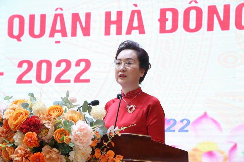 Bà Phạm Thị Lệ Hằng - Trưởng Phòng GD&ĐT quận Hà Đông nêu một số kết quả nổi bật trong năm học 2021-2022 trên địa bàn quận. Ảnh: Đình Tuệ.