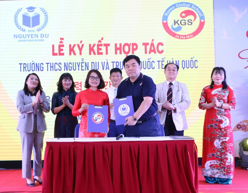 Lễ ký kết hợp tác giữa Trường THCS Nguyễn Du với Trường Quốc tế Hàn Quốc diễn ra chiều 26/5.