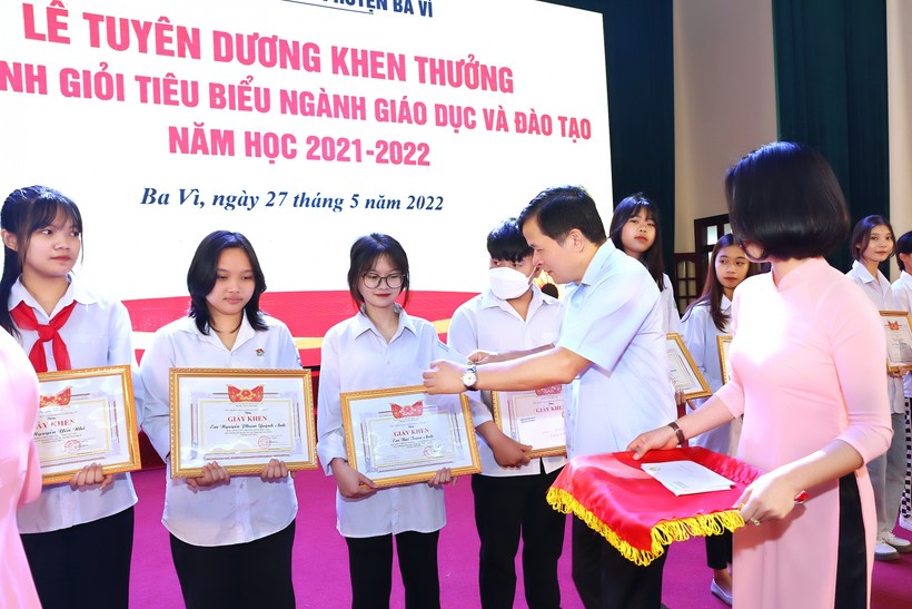 Lãnh đạo huyện Ba Vì trao thưởng cho các em học sinh giỏi tiêu biểu trong năm học 2021-2022.