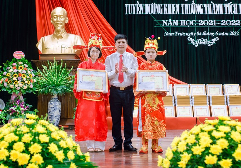 Ông Lưu Quang Tuyển - Chủ tịch UBND huyện Nam Trực trao thưởng cho học sinh giỏi có thành tích xuất sắc trong năm học 2021-2022. 