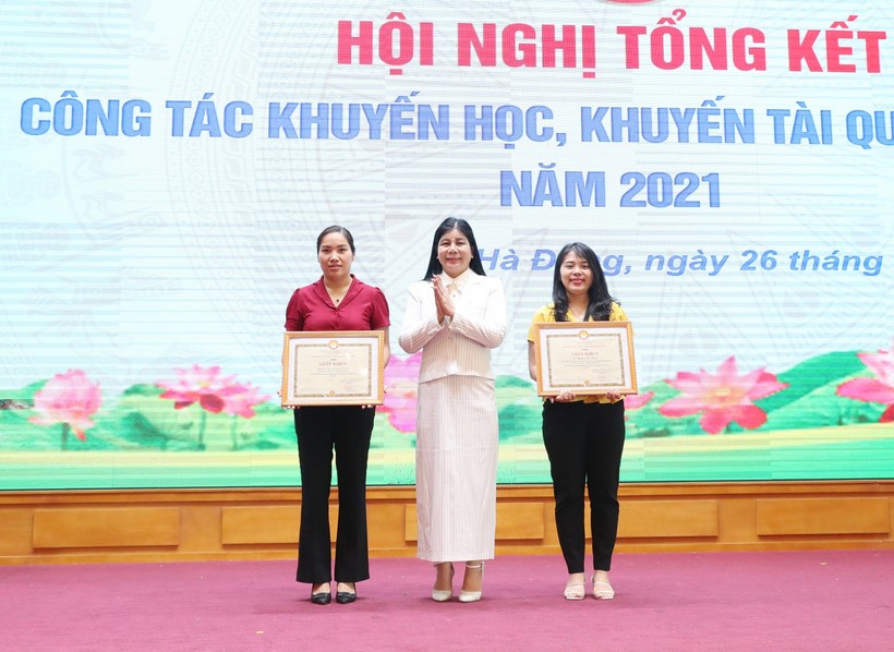 Phó Chủ tịch UBND quận Hà Đông Phạm Thị Hòa (giữa) trao tặng giấy khen của Hội Khuyến học TP Hà Nội cho các đơn vị có thành tích xuất sắc trong năm qua.