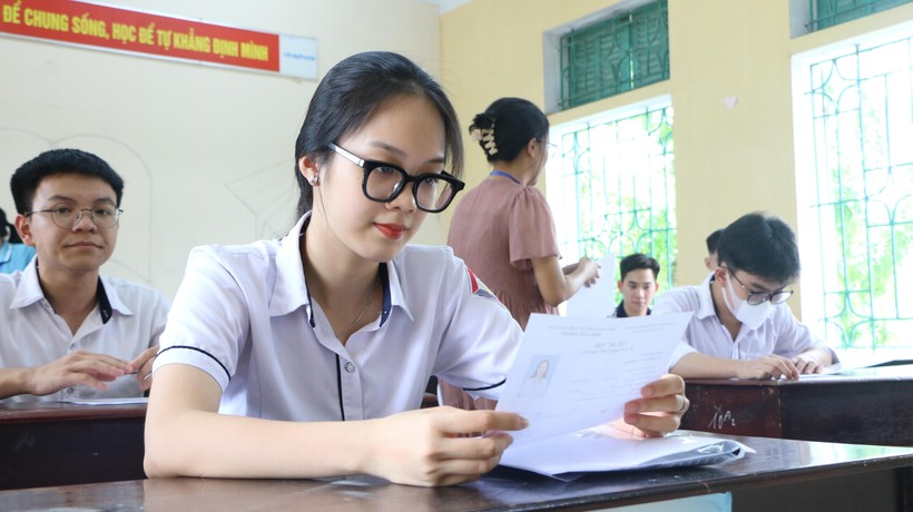 Các thí sinh tới phòng thi để làm thủ tục dự thi ngày 6/7 tại Trường THPT Trần Hưng Đạo - TP Nam Định.
