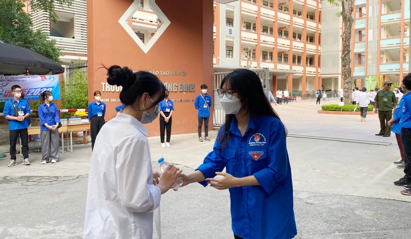 Thí sinh đến điểm thi Trường THPT Trương Định được phát nước uống miễn phí trước khi vào phòng thi.