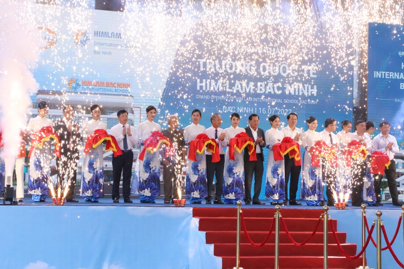 Các đại biểu cắt băng khánh thành Trường Quốc tế Him Lam Bắc Ninh.