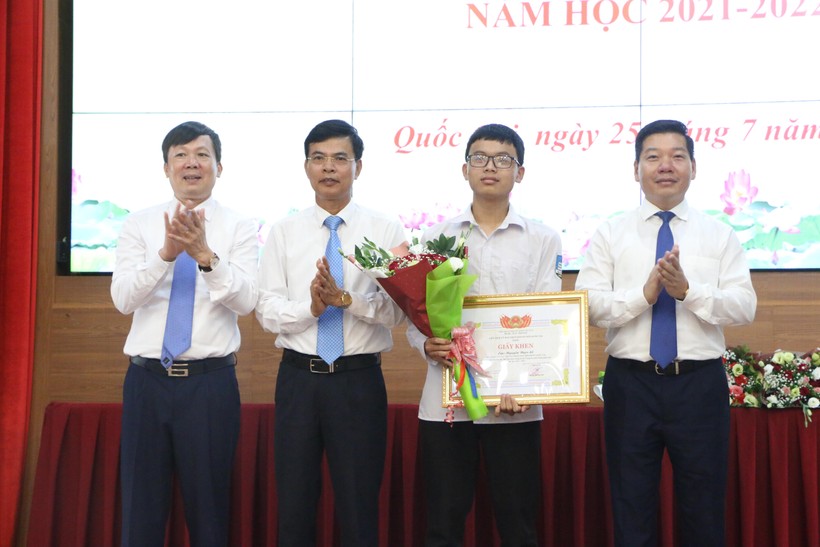 Lãnh đạo Huyện ủy, HĐND, UBND huyện Quốc Oai tặng hoa chúc mừng thành tích đặc biệt xuất sắc của em Nguyễn Ngọc Lễ.