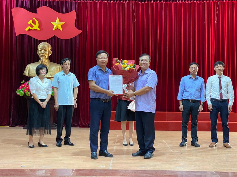 Giám đốc Sở GD&ĐT Nam Định Cao Xuân Hùng (bìa phải, hàng đầu) trao quyết định bổ nhiệm Chánh Văn phòng Sở cho ông Phạm Thanh Ngọc.
