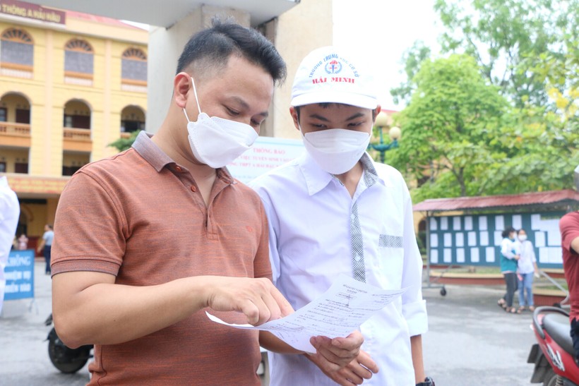 Thí sinh và phụ huynh trao đổi bài sau khi kết thúc kỳ thi tuyển sinh vào lớp 10 tại Trường THPT A Hải Hậu, Nam Định năm 2022.