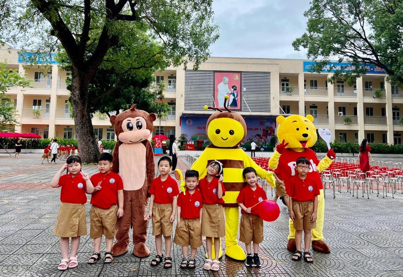 Trẻ lớp 1 Trường Tiểu học Yên Thường hân hoan trong ngày tựu trường để chào năm học mới.