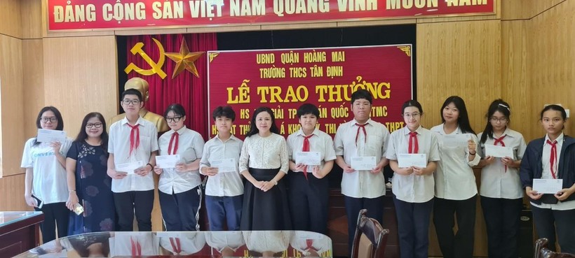 Cô Hiệu trưởng Trần Thị Quỳnh Vân và cô Phó Hiệu trưởng Lê Ngọc Quỳnh trao thưởng cho học sinh đạt thành tích cao trong kì thi học sinh giỏi thành phố và kì thi vào lớp 10 THPT năm 2022.