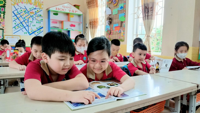 Học sinh Trường Tiểu học Chu văn An - TP Nam Định trong một giờ học trên lớp.