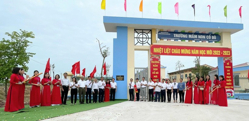 Lãnh đạo huyện Ba Vì tham dự lễ cắt băng khánh thành và gắn biển cho Trường Mầm non Cổ Đô trong ngày 5/9.