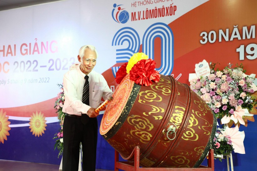 Nhà giáo Nguyễn Phú Cường - Chủ tịch Hệ thống giáo dục M.V.Lômônôxốp đánh trống khai giảng năm học mới 2022-2023. 