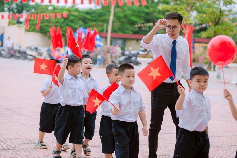 Trẻ vào lớp 1 Trường Tiểu học Tân Lập B (Đan Phượng, Hà Nội) trong ngày khai giảng năm học mới 2022-2023.