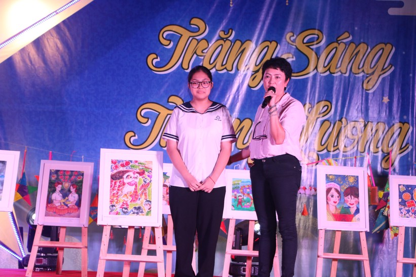 Cô Văn Thùy Dương - Phó Hiệu trưởng Trường THCS-THPT Lương Thế Vinh (Cơ sở A, Cầu Giấy, Hà Nội) và một tác giả có tranh về chủ đề Tết Trung thu 2022 đạt giải tại chương trình.