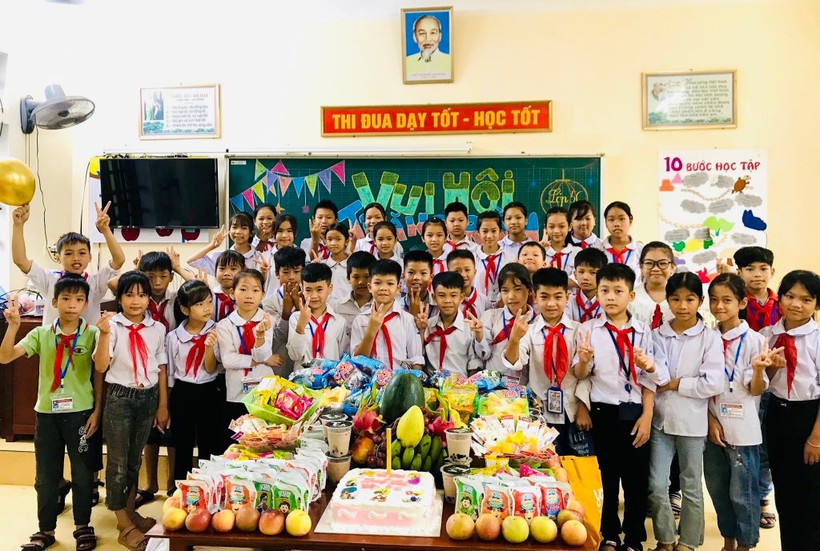 Học sinh lớp 5C Trường Tiểu học Hải Xuân (Hải Hậu, Nam Định) cùng vui Tết Trung thu ngay tại lớp học.