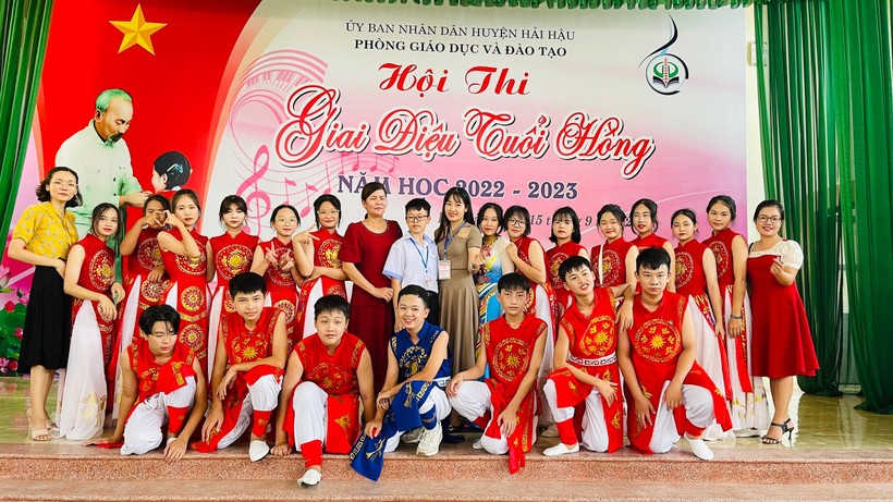 Cô trò Trường THCS Thị trấn Cồn chụp ảnh kỷ niệm tại Hội thi "Giai điệu tuổi hồng" cấp huyện vừa được Phòng GD&ĐT huyện Hải Hậu tổ chức sáng 15/9. 