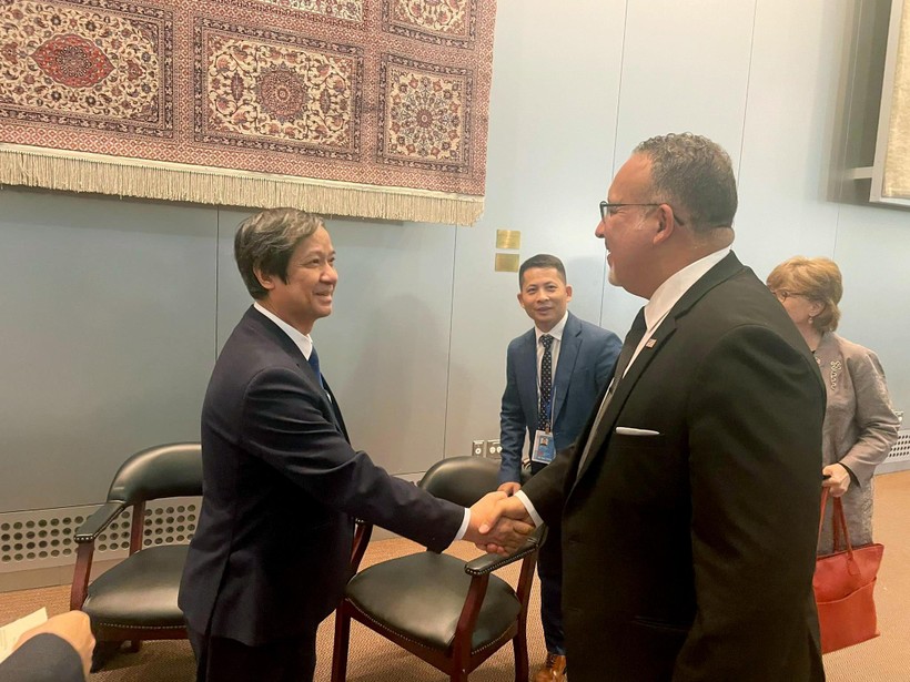 Bộ trưởng Bộ GD&ĐT Nguyễn Kim Sơn (bìa trái) đã có cuộc gặp gỡ bên lề hội nghị thượng đỉnh về giáo dục với Bộ trưởng Giáo dục Hoa Kỳ - ông Miguel Cardona.