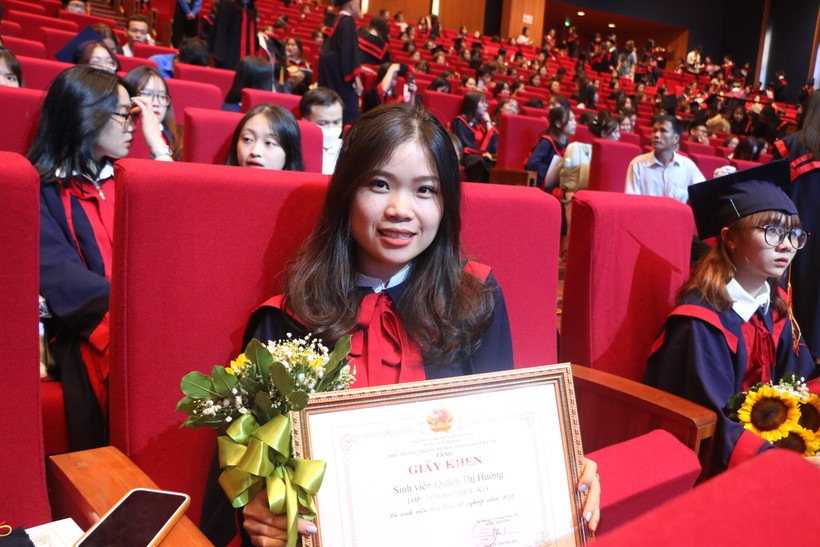 Sinh viên Quách Thị Hường đến từ Khoa Kế toán - Kiểm toán, K13 bày tỏ niềm vui và xúc động tại lễ tốt nghiệp năm 2022.