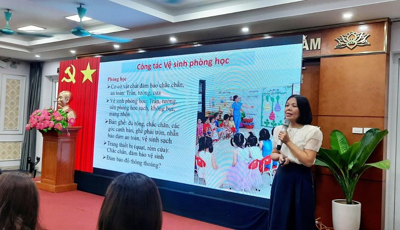 Bà Chử Thị Chung đến từ Trung tâm Kiểm soát bệnh tật TP Hà Nội chia sẻ với các học viên về công tác y tế trường học.