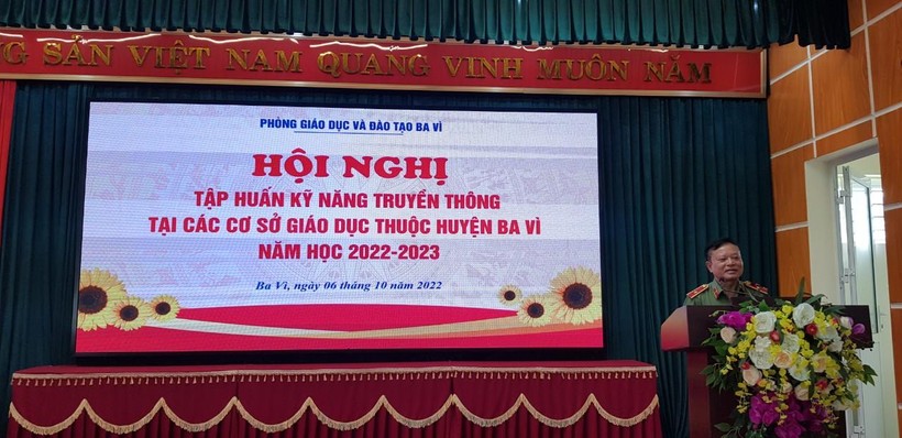 Nhà báo, Thiếu tướng Nguyễn Hồng Thái chia sẻ một số kiến thức về truyền thông trong nhà trường và đảm bảo an ninh trường học.