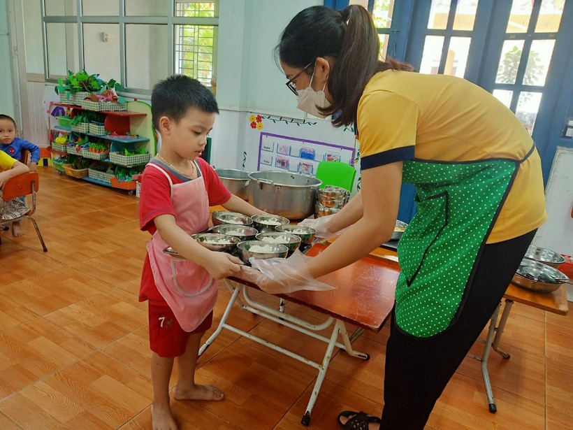 Cô trò Trường Mầm non Chu Minh (Ba Vì, Hà Nội) chuẩn bị vào bữa ăn trưa tại trường.