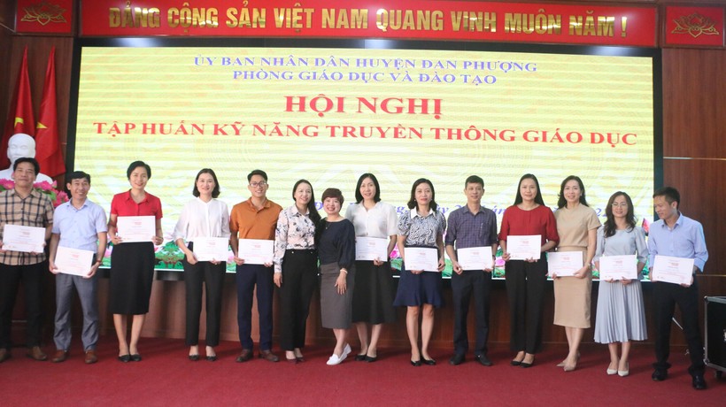 Nhà báo Dương Thanh Hương và nhà giáo Bùi Thị Thu Hằng (thứ 8 và 9 từ phải sang) trao Giấy chứng nhận hoàn thành khóa học cho các học viên.